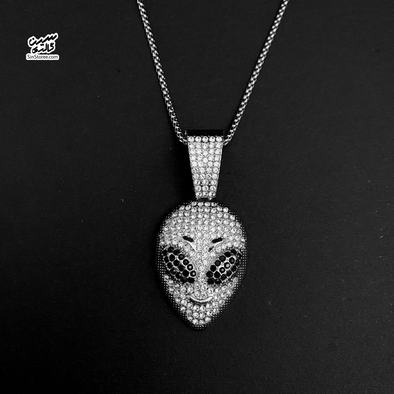 پلاک فول نگین طرح آدم فضایی Alien رنگ نقره ای